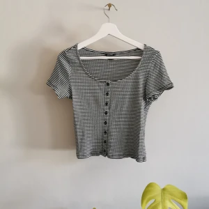 Kort tshirt - Söt tshirt med knappar från Monki. Köparen står för frakt. 