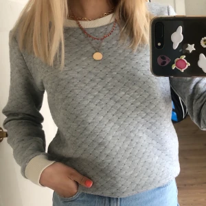 Grå långärmad tröja  - Grå tröja med rutmönster, använd med i bra skick💓💓 