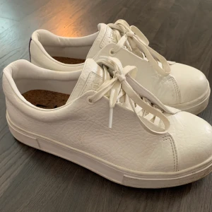 Eytys  - Vita eytys storlek 40 super snygga använda 5 gånger ungefär. Säljer för jag har ett par andra som jag använder mer. Passar dom som har storlek 39 och 40. 💗💗💗