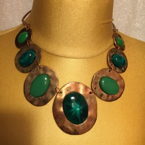  - Halsband från Topshop i fint skick, kan skickas om köparen står för porto eller mötas upp i Solna 