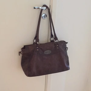  - Weekendbag i äkta skinn från märket ULRIKA. Inköpt för 600kr.  Nött på vissa ställen men i övrigt i fint använt skick.  Pris kan diskuteras  Exkl frakt!   