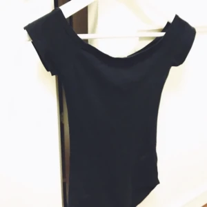  - En svart body med armar som går ner vid axlarna. ✨