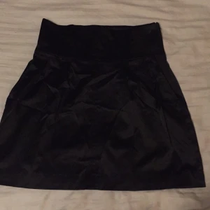  - Fin kjol med hög midja och fickor, i svart satin.

Jag kan frakta eller mötas upp. Vid frakt står köparen för porto. 
Pris kan diskuteras vid snabb affär.

