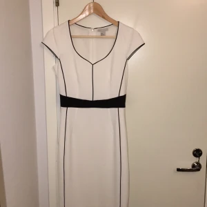  - Vit klänning från HM. Endast använd en gång. Är i utmärkt skick 