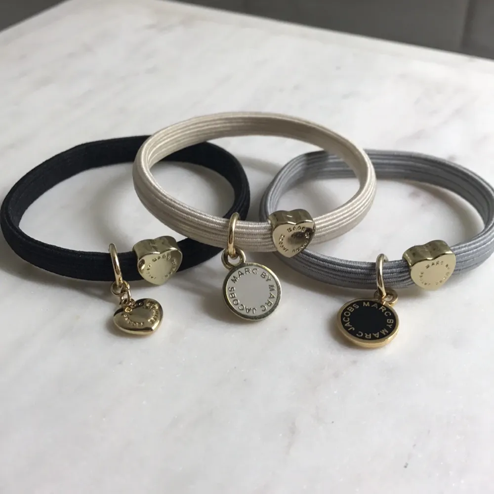 3 x Marc Jacobs stackable armband inköpta på Marc Jacobsbutiken vid Stureplan för ett par år sedan men aldrig använda. Supersöta! . Accessoarer.