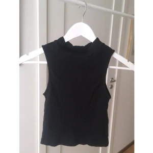 - Basic svart crop top med polo krage, använd några få gånger. 