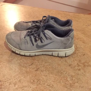  - Jättefina Nike sneakers, lite smutsiga bara.