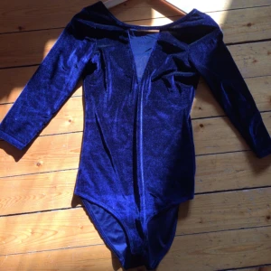  - Djupblå velour-body storlek S. Använd endast en gång pga. storlek. Djup i ryggen. Finns i Malmö/Lund. Kan skickas om så önskas - köpare står då för frakt. 