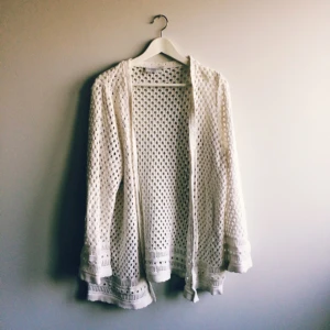  - Stor mysig kofta med knyte fram! Helvit och inte gräddvit som den ser ut på bilderna. 🌎