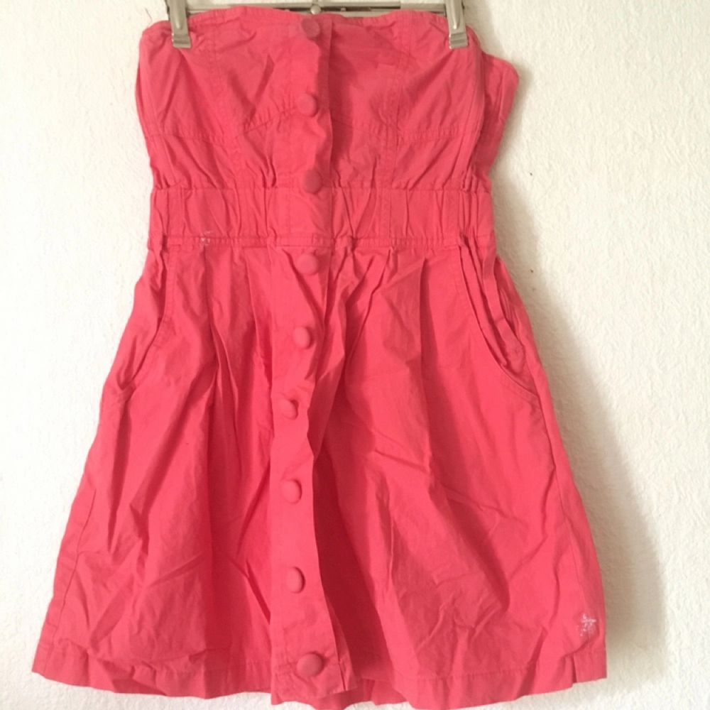 Kort klänning som gör att man ser  Plick Second Hand