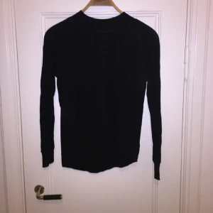  - Basic tröja med halvpolo från other stories. Bra skick!