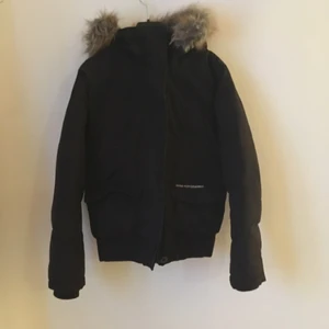  - Jacka från Peak Performance i storlek S