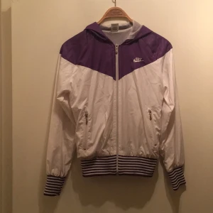  - Vindjacka från Nike. Några år gammal men knappt använd. 