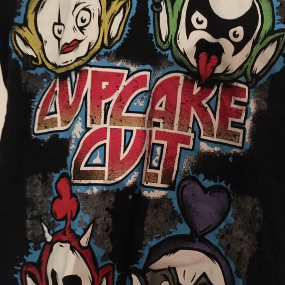 Svart t-shirt från cupcake cult med teletubbies som ser ut som medlemmarna från kiss. Storlek S. Väldigt bra kvalitet.. T-shirts.