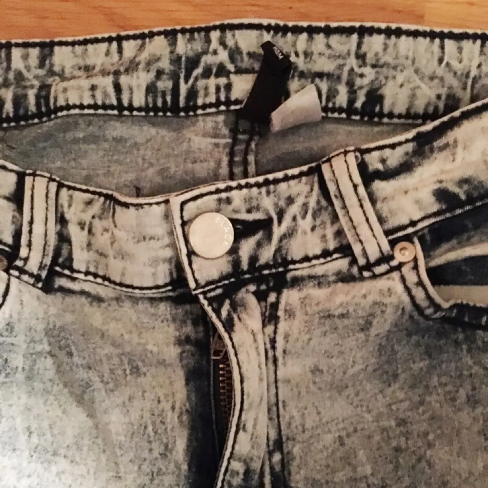 Blå-spräckliga (tror den korrekta termen är acidwashed hehe :) ) byxor i storlek 40, från H&M! Använda bara ett fåtal gånger! . Jeans & Byxor.