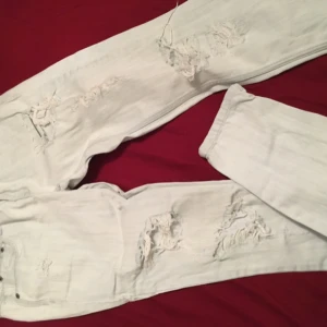  - Säljer ljusblå jeans med "sönderslitna" detaljer. Perfect jeans märke i storlek 28. Jättefina på! Kan skickas men då står du för portot.. :) 