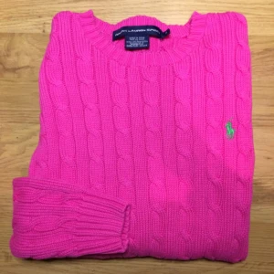  - Ralph Lauren kabelstickad tröja, storlek M men mer som en S. Säljes pga. felköp. Tröjan är oanvänd. Ordinariepris: 1299kr
Fler bilder går att få om det önskas!