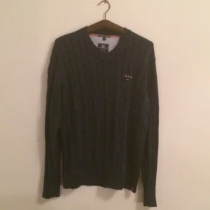  - NZA new zealand, nypris 1000 Åhléns, knappt använd. M - 350 kr

Adidas M 150 kr