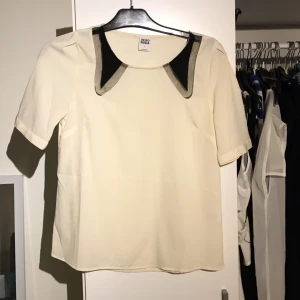  - En vardaglig blus, något genomskinlig, kort armad!
75kr+frakt
(Kan fås billigare vid bud eller vid köp av flera kläder)