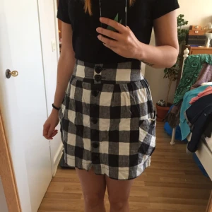  - Fin rutig kjol, köpt på Topshop i London för en massa år sedan, märket är Upper 5th. Sparsamt använd och i fint skick. Fickor i sidan och hjärtformade knappar. 