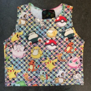  - Superfin top/magtröja med pokemons! Tyvärr för liten och aldrig använd. Storlek S, stämmer inte som det står på bilden. 