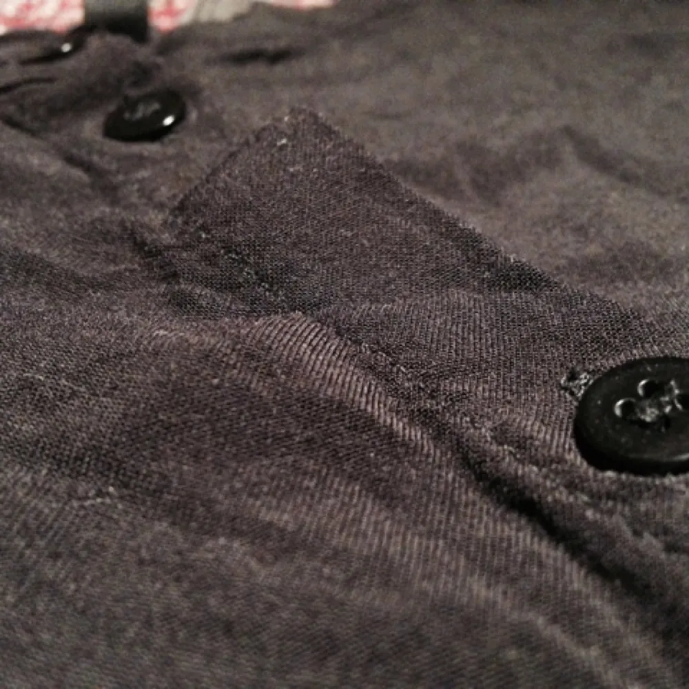 En kort svart kjol med knäppning på framsidan från H&M. Sparsamt använd. På den andra bilden ser den lite gråaktig ut men den är svart:) . Kjolar.