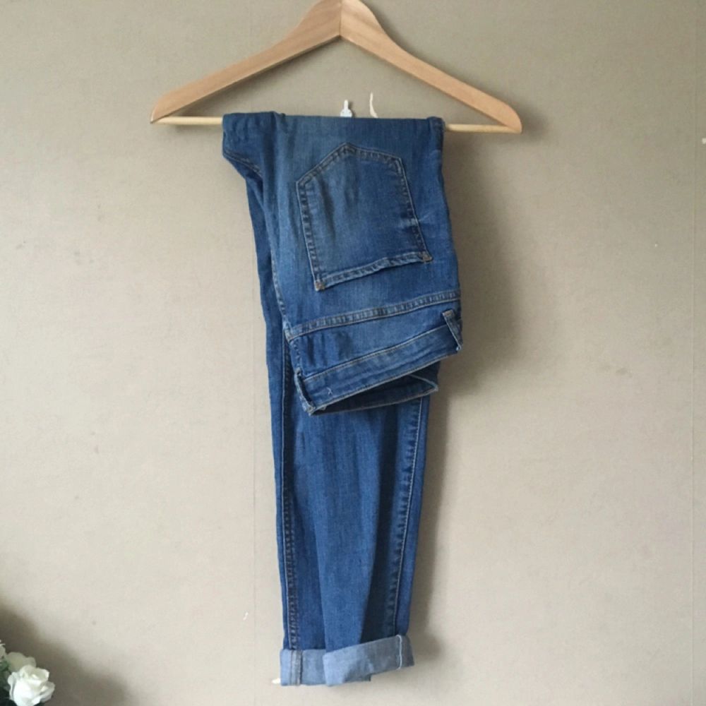 Blå Lisa jeans från Gina Tricot. Middlewaisted och stretchiga. 
Frakt tillkommer, tar swish!. Jeans & Byxor.