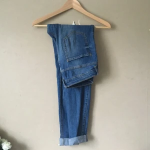  - Blå Lisa jeans från Gina Tricot. Middlewaisted och stretchiga. 
Frakt tillkommer, tar swish!