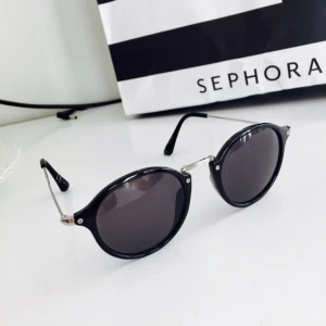  - Ett par solglasögon från bikbok, i bra skick!