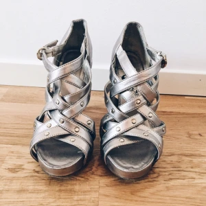  - Säljer ett par gamla klackar i gott skick. 