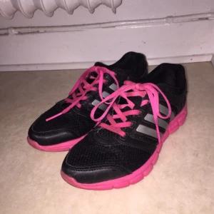  - Adidas träningsskor i storlek 37,5 men passar även 38. Sparsamt använda