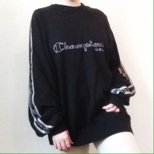  - Ovanlig Champion sweatshirt (vintage från 90-talet) med revärer på armarna.
