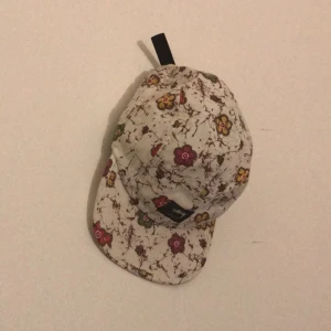  - 5-panel stüssy keps, köpt i canada för några år sedan men använder den aldrig längre därför säljer jag den. Den är i bra skick :)
