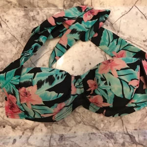  - Bikinitop från nelly, aldrig använd då den vart för liten, men riktigt gullig! 

Antingen knyter man bandet runt nacken eller bak på ryggen, så det är både spänne och band på. 