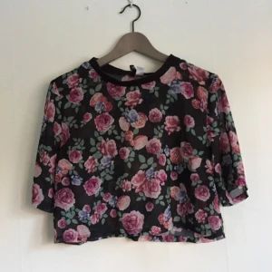 - Blommig kortare top från H&M divided. Mycket tunt och lite transparent tyg. 

Köparen står för frakt. Fråga gärna! 