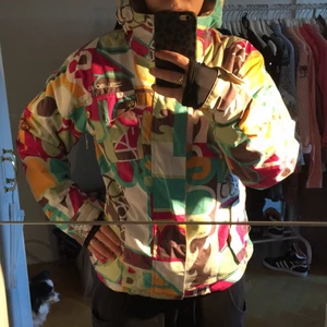  - En tuff skidjacka i härliga färger från Billabong. 
Med spänne på insidan runt midjan samt så att det "sitter fast vid tummen" som ni kanske kan skymta på bilden. 