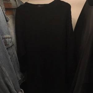  - En stickad klänning från Zara i storlek S. Armarna har detaljer och är lite puffiga nedtill. 
Kan skickas/hämtas eller lämnas beroende på var du bor! :)