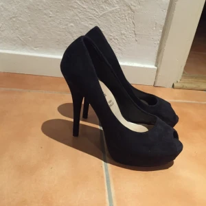  - Skitsnygga klassiska klackskor. Hade behållt om jag kunde gå i dom haha! 
Storlek 40 men är väldigt små så passar dig som har 39. 