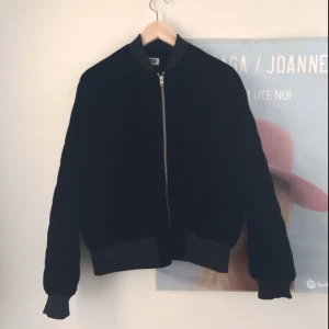  - Helt ny jacka från Weekday . Pris kan diskuteres  