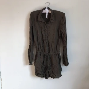  - Byxdress från Tally Weil, den är inte så skrynklig som den ser ut bas jag som haft den nerpackad😉😎, lite khakigrönare i verkligheten☀️inklusive frakt!!