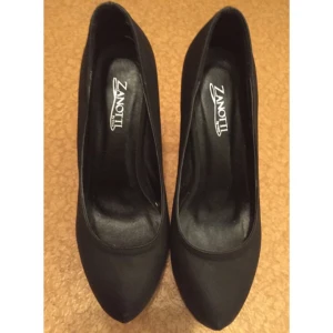  - Snygga svarta skor 100kr+(90frakt)