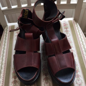  - Dr martens-skor med kilklack, ganska slitna.