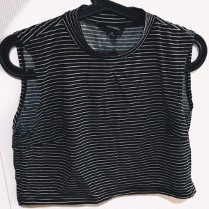  - Jätte fin randig crop top från monki! Använd endast två gånger. 
Köparen står för frakten! 