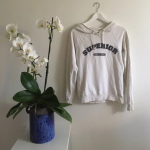  - Only luvtröja vit superior. M men jag skulle påstå att den drar åt S! 