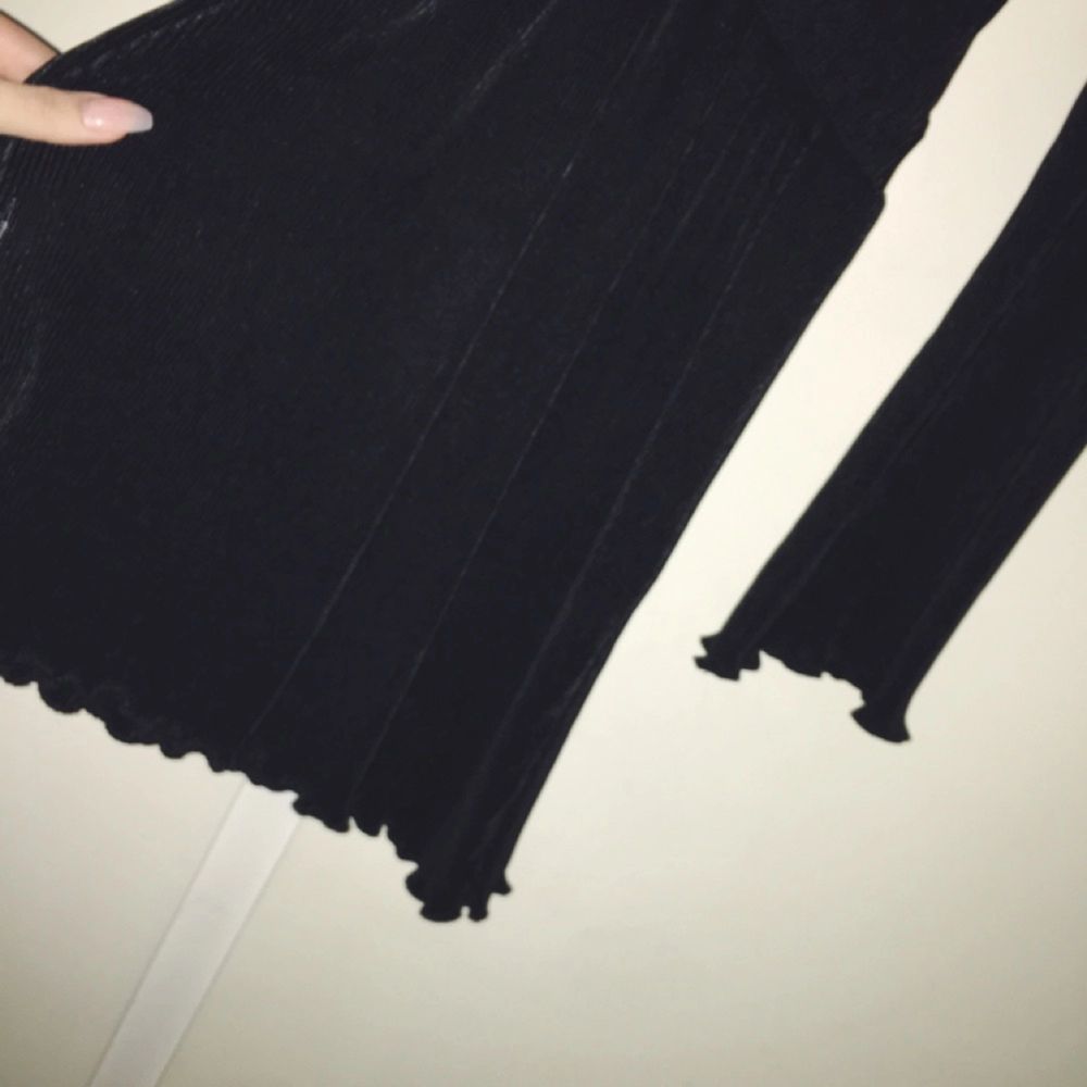 Superfin svart, plisserad klänning med flare sleeves och djup skärning i halsen, från Ivyrevel. Köpt för 699kr och använd endast 1 gång. Ser ut precis som på bilden 🌟 frakt kostar 50kr.. Klänningar.