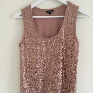  - Säljer pga av garderobsrensning. Passar fint under en kavaj eller till vita byxor.