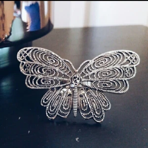  - Limited edition ring från H&M - Justerbar ring, aldrig använt, som ny.