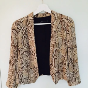  - Så cool blazer/kavaj i snakeprint. Älskat denna och burit den många gånger men det är i perfekt skick! Ny ägare sökes ✨