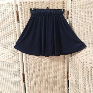  - Fräschaste sammetskjolen !!! Mörkblå och tunn i tyget, man känner sig som en liten ballerina i den 🔥 Den är ganska mini för de som gillar det 💯

❗️Föredrar swish ❗️

FRI FRAKT 💌