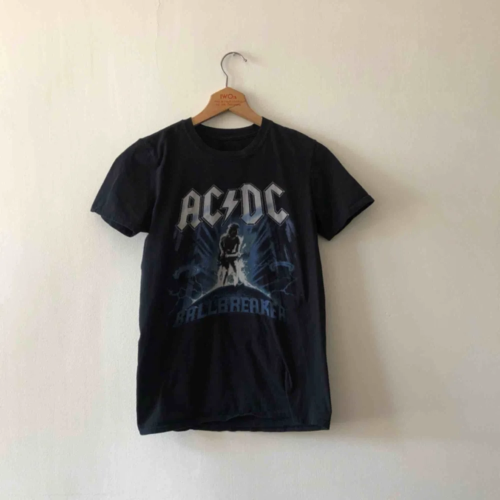 ACDC - Trevligt använt skick - Kan hämtas i Uppsala eller skickas mot fraktkostnad . T-shirts.